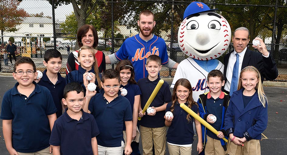 Mets player and mascot with kids in a park